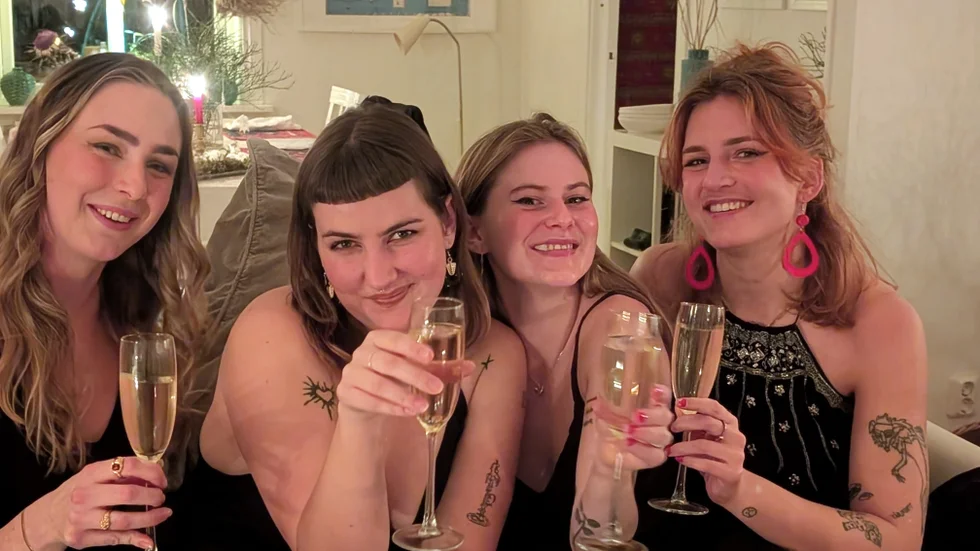 Ottilia Schack, Saga Melbacke Rosén, Tuva Strand och Saga Wiberg är vänner sedan gammalt och festade ihop på juldagen. Här på förfest.