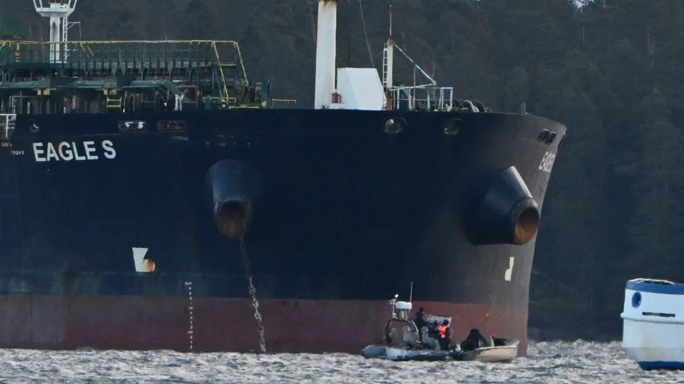 Tankfartyget Eagle S tros tillhöra den ryska så kallade skuggflottan och är föremål för en sabotageutredning gällande flera skadade sjökablar mellan Finland och Estland. Arkivbild.