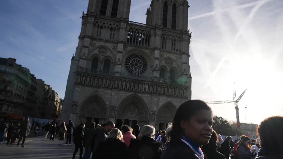 Människor köar utanför Notre Dame i centrala Paris.