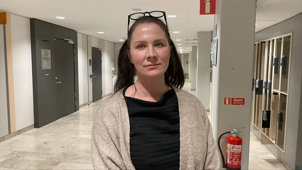Tina Sandström utanför rättssalen när rådmannen gjorde förlikningssamtal med henne och kommunen.