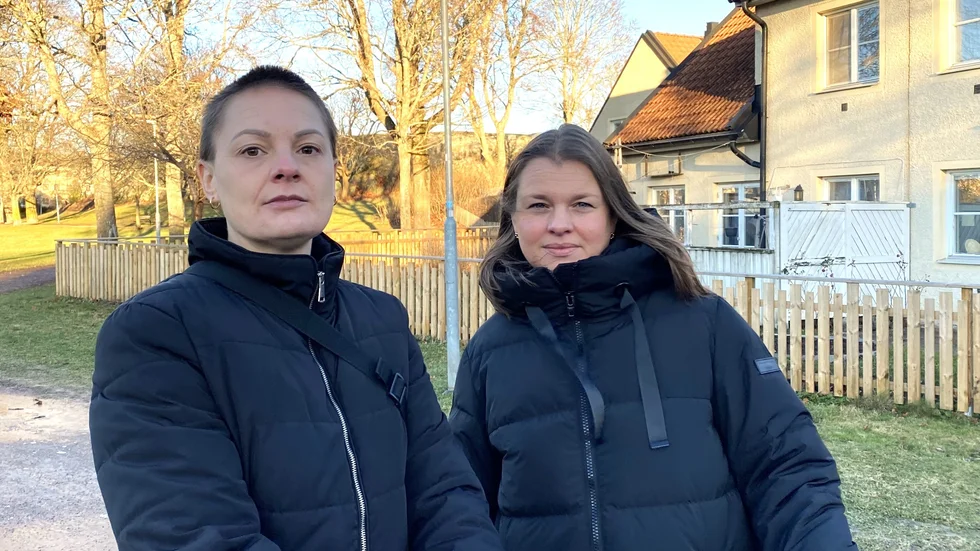 Tvillingmammorna Fredrika och Andrea är kritiska till kommunens förskolesystem. Tvillingar riskerar att separeras och placeras på olika förskolor, berättar de.