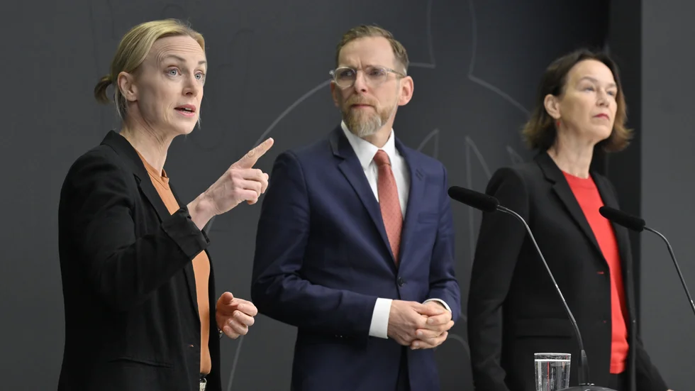 Utredaren Helena Friedlingsdorf, socialminister Jakob Forssmed (KD) och Olivia Wigzell, generaldirektör på Folkhälsomyndigheten vid måndagens pressträff.