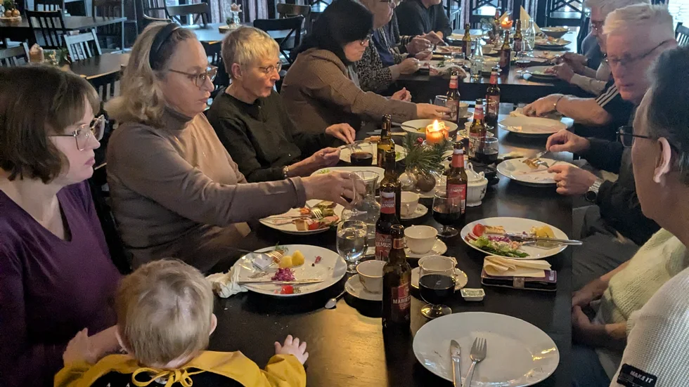 Ett gäng frivilliga samhällsarbetare. Den närmast kameran borgar för att framtiden är säkrad.