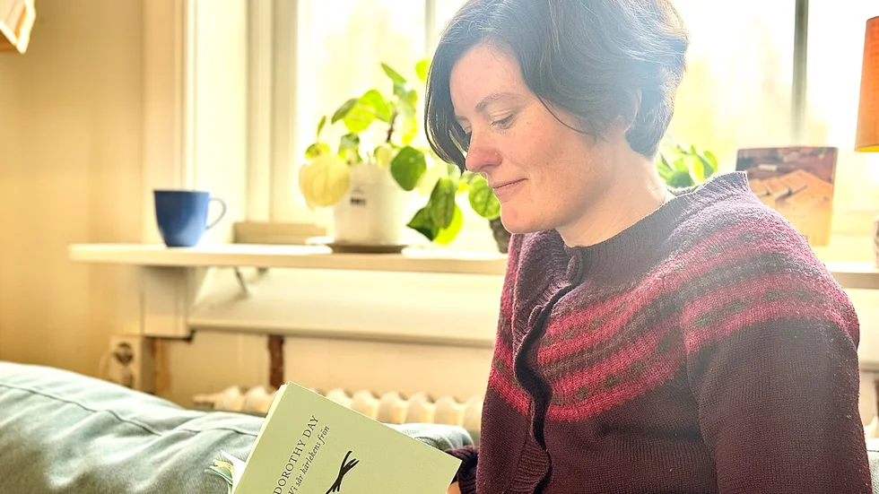 Alva Dahl, aktiv i Kristna Fredsrörelsen, med den bok av Dorothy Day hon nyligen gett ut. 
