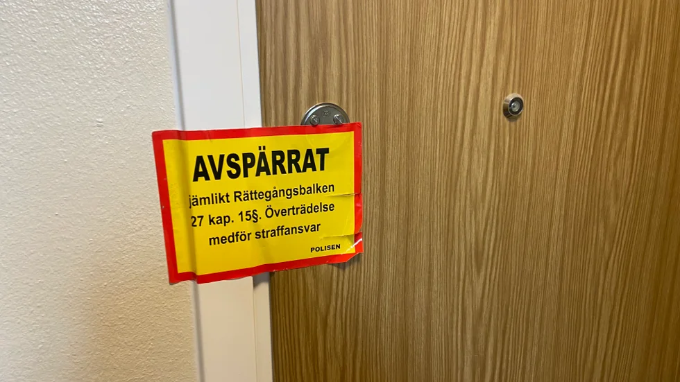 Lägenheten där mordet skedde är fortfarande avspärrad.