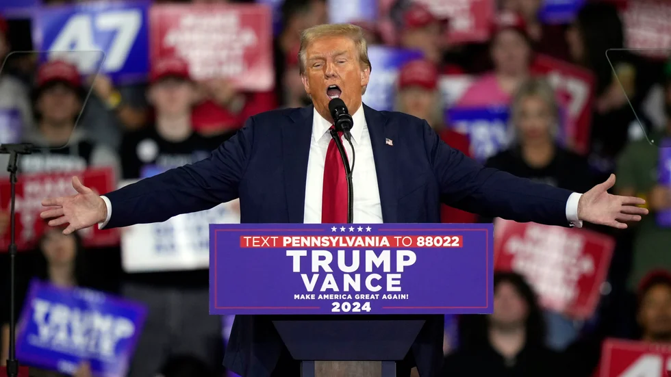 Donald Trumps kampanjstab begär nu att han ska få färdas i militärflyg innan presidentvalet i november. Bild från 9 okotober.