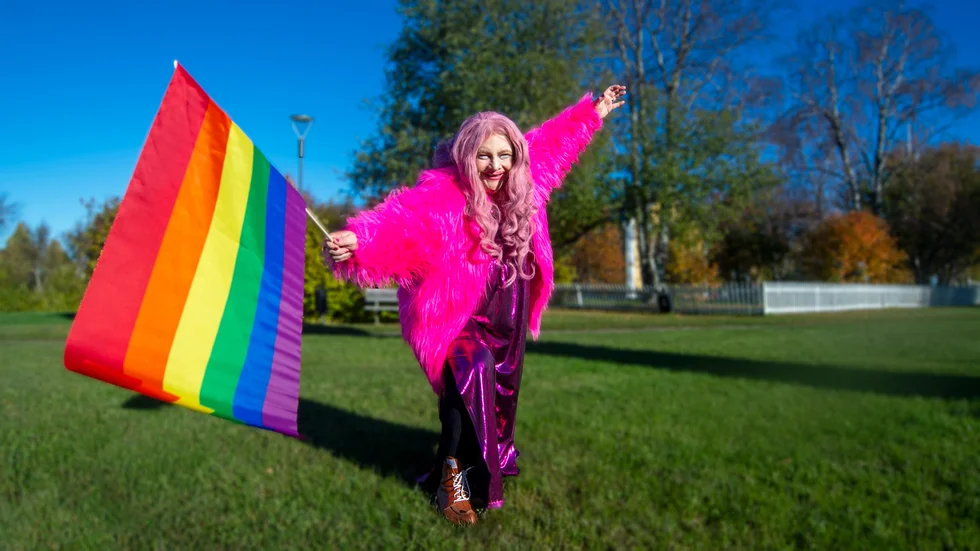 Miss Knapsu, eller egentligen David Nordström, bjöd på dragshow under premiären av Överkalix Pridefestival. Till vardags är det dock oftast t-shirt och jeans som gäller. 