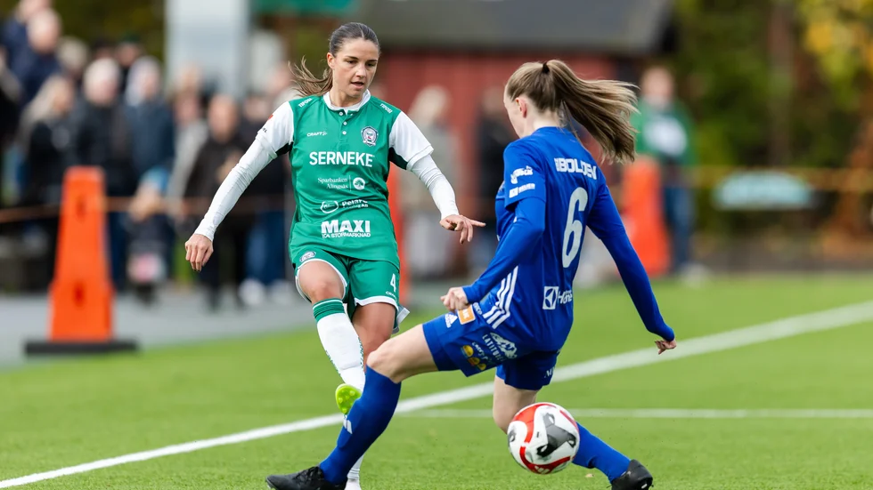 ”Det är jätteskönt”, säger Lina Pettersson, med ryggen till, om att kontraktet till elitettan 2025 är säkrat.