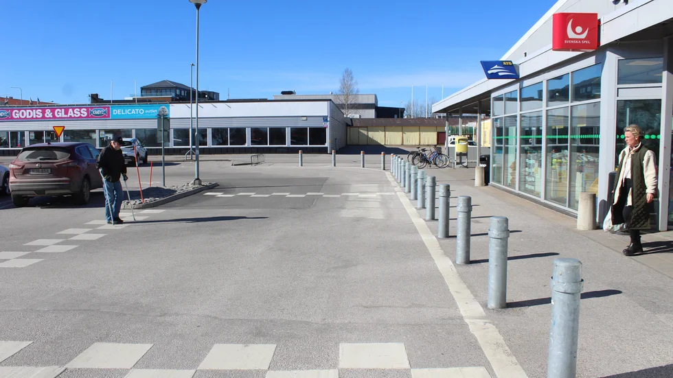 Till de tomma lokalerna tvärs över gatan från Coop Extra, med det vita fältet överst, flyttar Kuststaden Bil om några veckor.