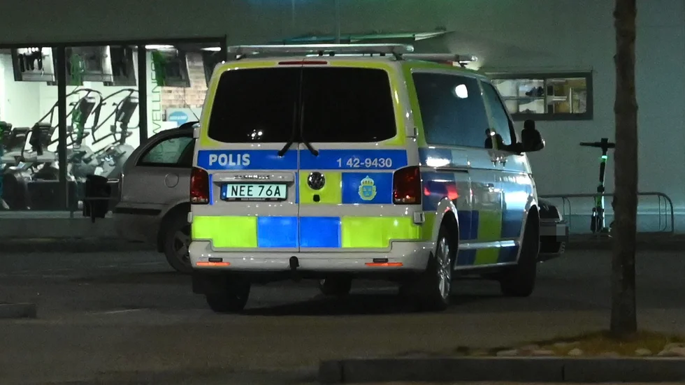 Tre polispatruller och en ambulans larmades till platsen sent på söndagskvällen.