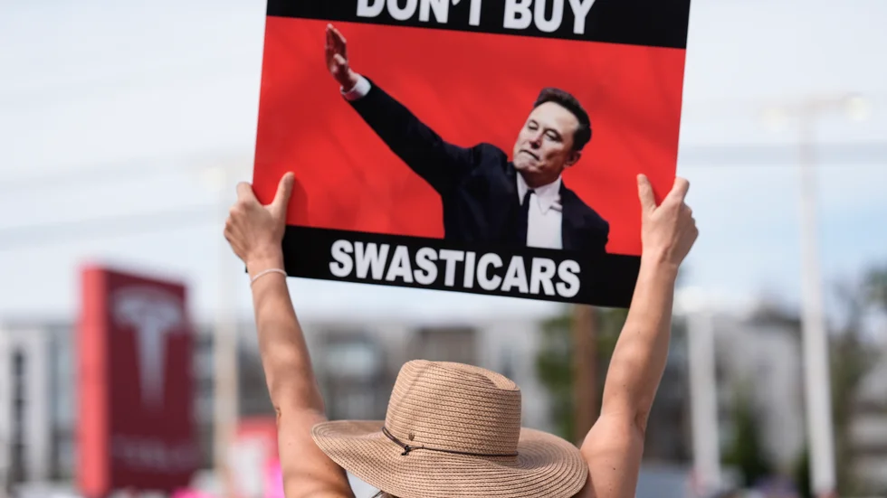 Protester mot Elon Musk och hans roll i den amerikanska regeringen i Decatur, Georgia, på söndagen. Efter att aktien rusade när Trump tog hem segern i presidentvalet så sker nu det motsatta.