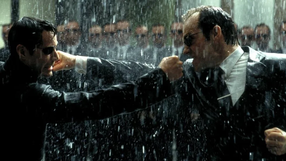 I den moderna science fiction-klassikern"The Matrix" visar sig hela vår verklighet vara en AI-genererad simulation. Hackern Neo (Keanu Reeves, till vänster) vägrar rätta sig i ledet.