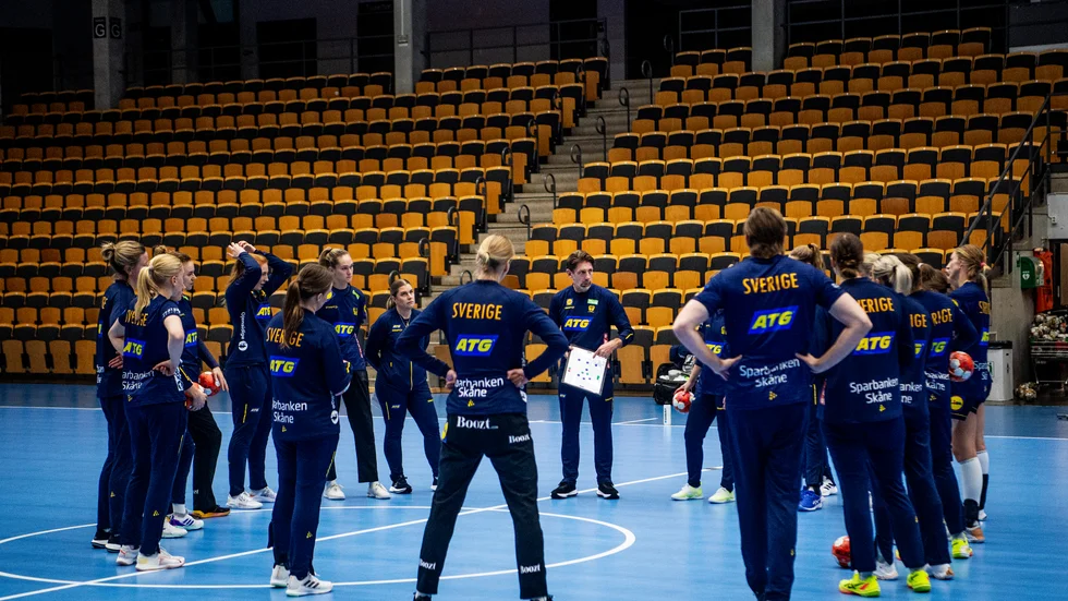 Det svenska handbollslandslaget under ett träningspass förra året. På torsdag möter de Rumänien på Rosvalla.