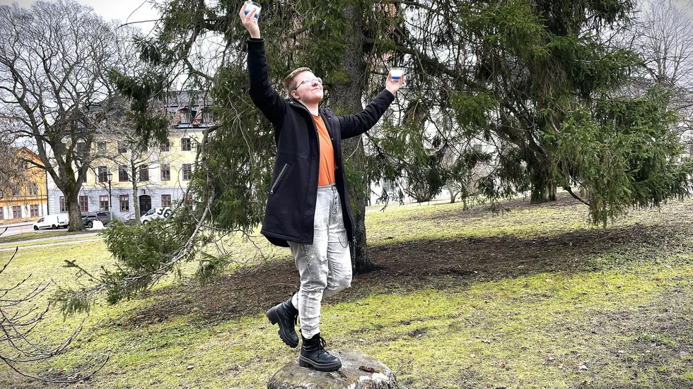Att arbeta med händerna ger Elias Fredlund glädje och lugn. Ljusen han håller i händerna har han själv tillverkat.