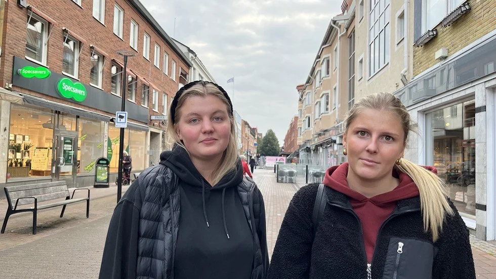 Skellefteborna Ida Kuula, 17, och Emmelie Holmersson, 18, är inte oroliga att nedskärningar på Northvolt kommer att påverka Skellefteå negativt.