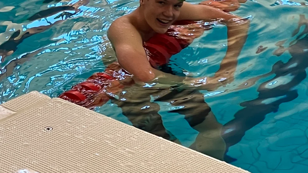 August Siverskog tävlar inte bara framgångsrikt för Julita triathlon, utan är också en framstående simmare i Katrineholms simsällskap. På senaste tävlingen slog han personliga rekord på samtliga distanser han deltog i.