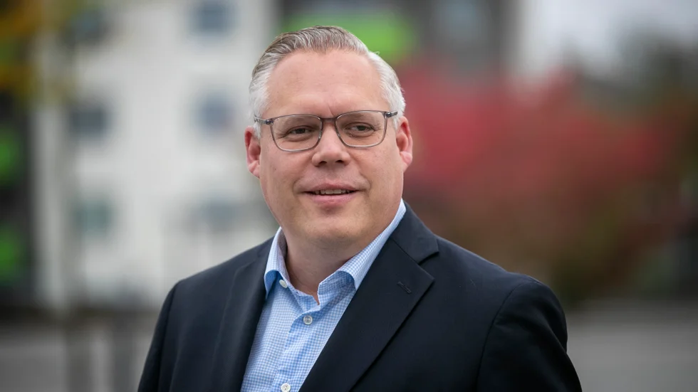 Kommunalrådet Daniel Portnoff (M) tycker att dialogen med upprörda föräldrar får fortsätta efter att beslutet om nedläggning är taget, övertygad om att alla blir nöjda i slutänden, inte minst barnen.