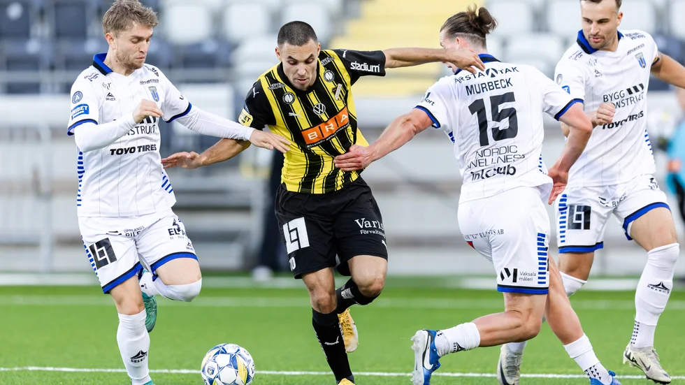 Andreas Murbeck försöker att stoppa Ali Youssef. 