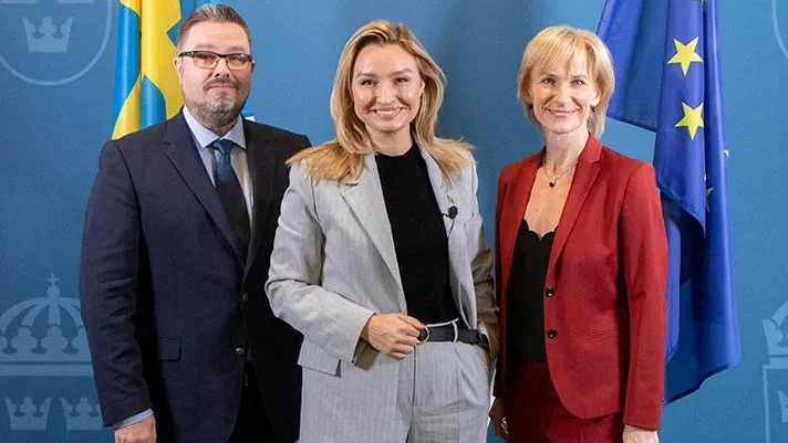 Industrisamordnarna Jonas Lundström och Kristina Alvendal tillsammans med näringsminister Ebba Busch (KD).