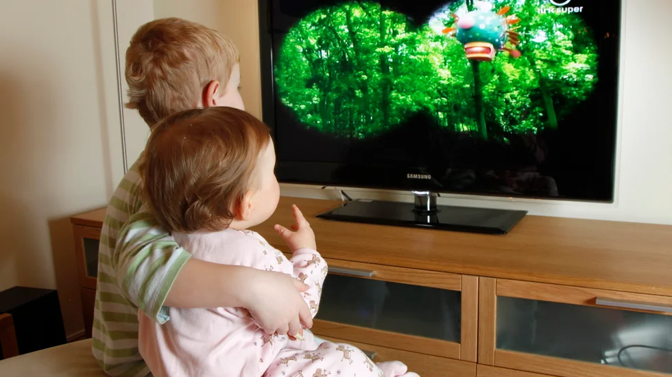 Skribenten tycker att till och med seriösa program på Svt blivit allt mer barnsliga.