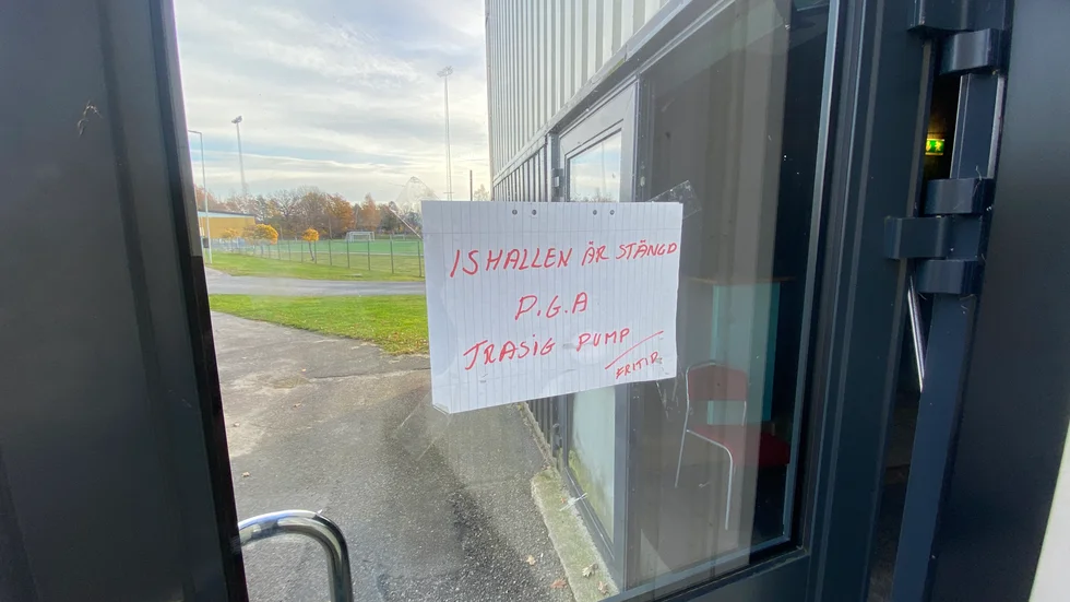 Det är en pump som ska reglera kylsystemet i hallen som inte fungerar. En ny är beställd från Tyskland, men den har blivit försenad.