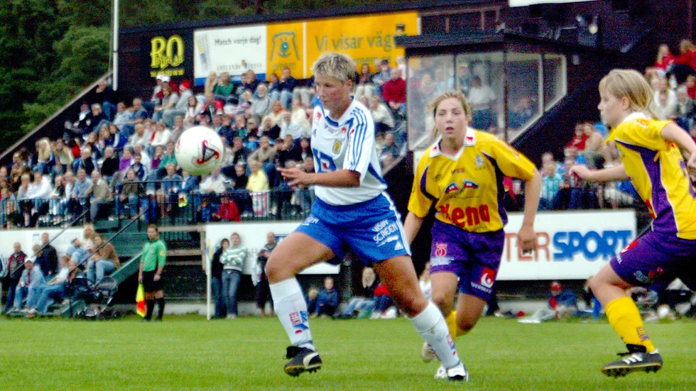 Välfyllda läkare på Dalhem IP i en match mellan Dalhem och P 18. Helena Nirs har kontroll över händelsen och bakom henne ses Clara Markstedt som blev en duktig allsvensk spelare.