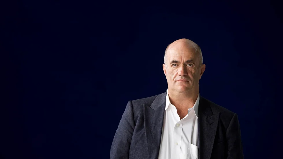 Colm Tóibín (född 1955) räknas som en av Irlands mest framstående författare. "Long Island" är en uppföljare till "Brooklyn". Senast gav han i Sverige ut "Magikern" (2022).