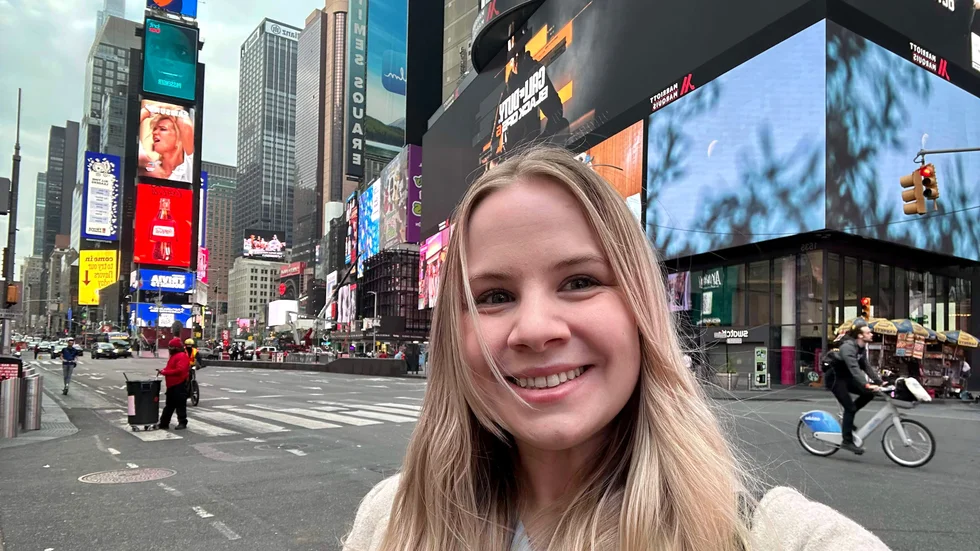 Amerikanska valet följs på plats av gotländska Linnéa Andersson, här på väg till jobbet via Times Square i New York City.