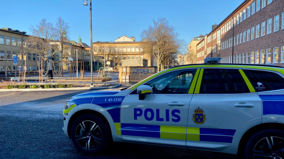Polisen var på plats vid bland annat Fristadsskolan under onsdagen, med anledning av dådet i Örebro.