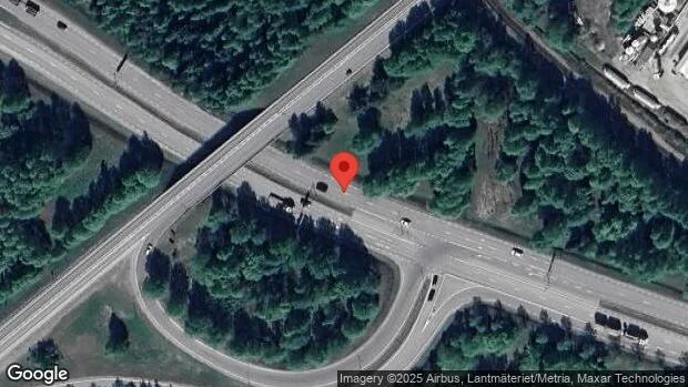 Trafiken påverkas av stillastående personbil på väg 506 – stopp i ett körfält