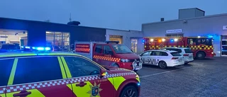 Bil började brinna inomhus – en person till sjukhus