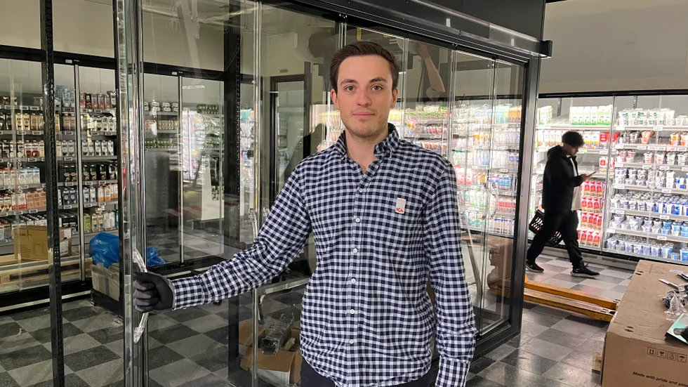 Marvin Janson, mejeriansvarig, är tacksam över att investeringen kommer till stånd. "Det behövs, arbetet kommer att bli mycket lättare. Personalen behöver inte titta på datum lika mycket", säger han.