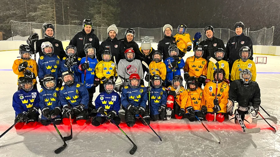 Piteå Hockey/Storfors AIK:s pojkar födda 2017 tränar ute på Hedens isbana då väder och vind tillåter. 
