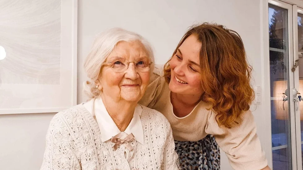 Johanna Rotebäck tillsammans med sin mormor Inga-Lisa Adolfsson.