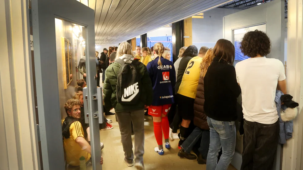 Intresset för att följa DG-cup är stort, så stort att Sävehallen natten till lördagens överfylldes med folk. Det var två bakdörrar som någon hade öppnat och som arrangören missat som gjorde att dubbla antalet mot tillåtet fanns i hallen. Bilden tagen strax före lunch på lördagen, även då med mycket folk på plats.