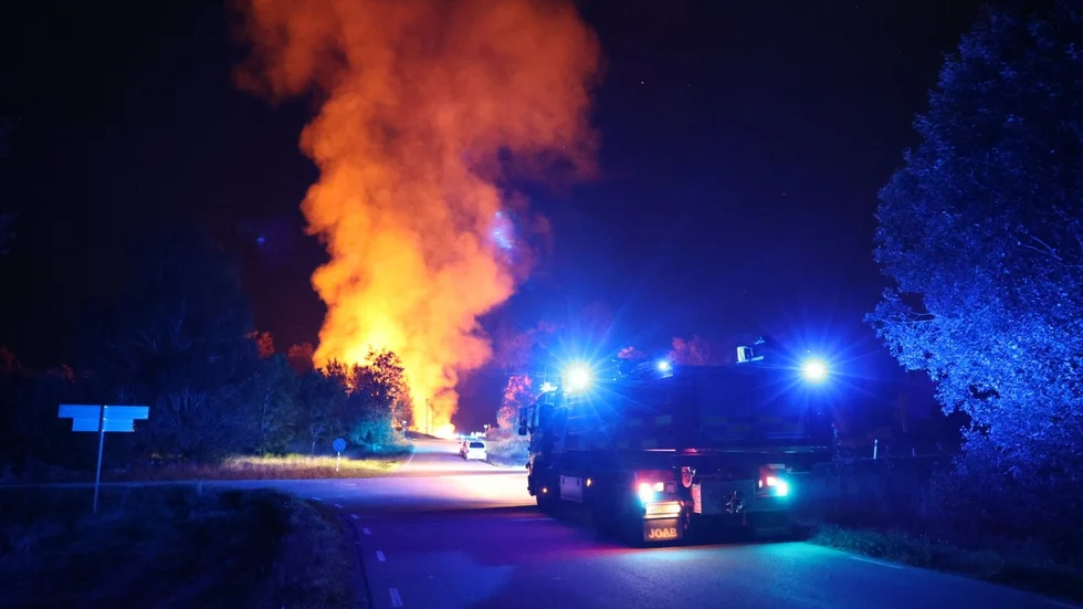 På lördagskvällen började två lador brinna i Östhammars kommun.