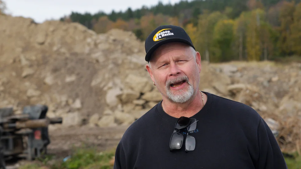 Anders Bjuhr är grävmaskinisten som hittade flaskposten ingjuten i ett betongfundament.