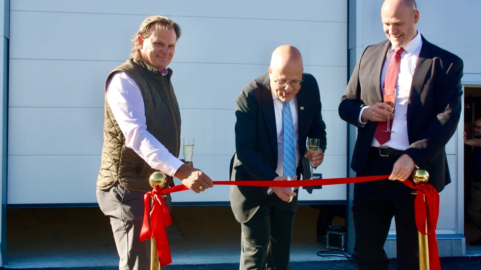 Stafen Romedahl, Mikael Staffas och Thomas Gustavsson inviger sprängämnesfabriken.