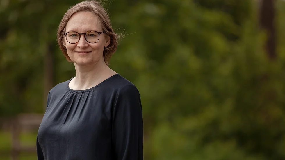 Tyvärr har jag inte de operativa ledningsmöjligheter som krönikören låter påskina, men jag kommer trots detta driva frågan i social- och omsorgsnämnden, skriver Emelie Gustafsson (C).