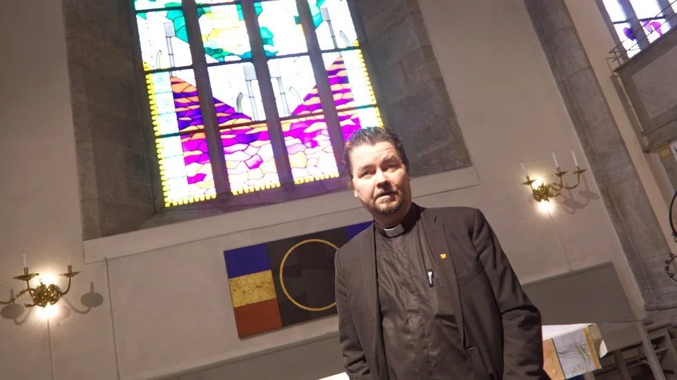 Jonas Bodinger Larsson arbetade som präst i Fryksände församling i Torsby och kom där ofta i kontakt med såväl Sven-Göran Eriksson som hans far Sven Eriksson. Inte sällan dök de upp på kyrkans gubbfrukostar och pratade om livet.