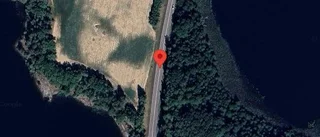En personbil i olycka på väg 23