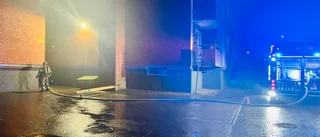 Brand startade i ett flerfamiljshus i Enköping