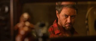 James McAvoy briljerar som den till synes gästvänliga godsägaren