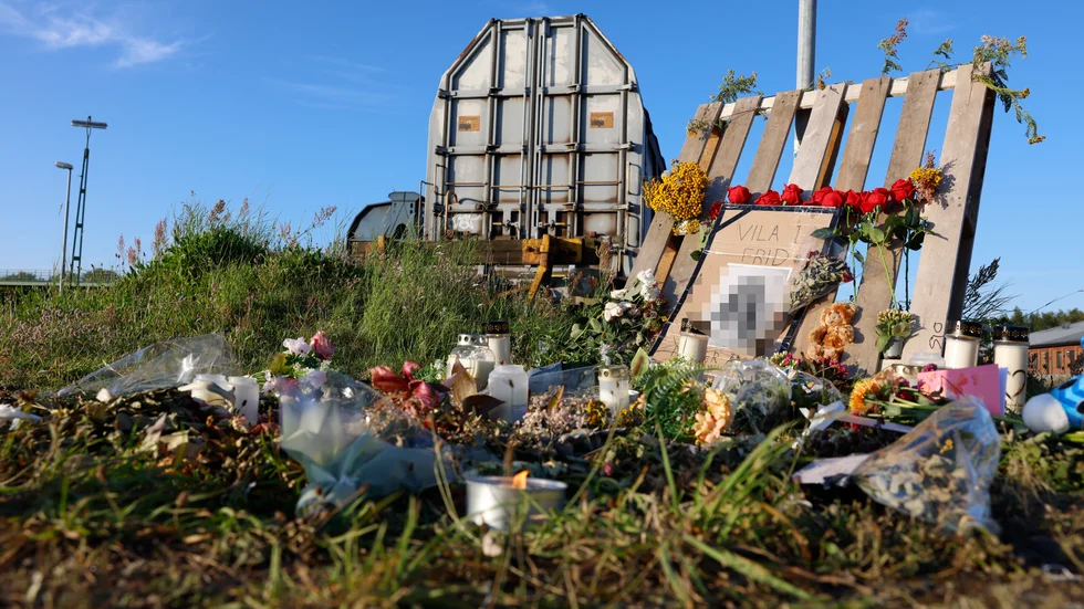 Minnesplats på bangården i Landskrona för flickan som mördades i somras. Arkivbild från juli.