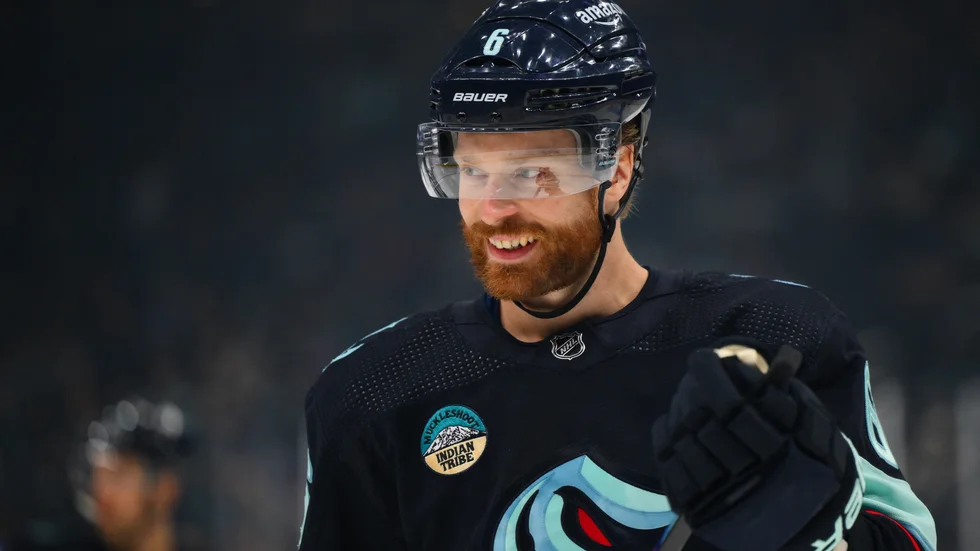 Adam Larsson har skrivit på ett nytt mångmiljonkontrakt i NHL.