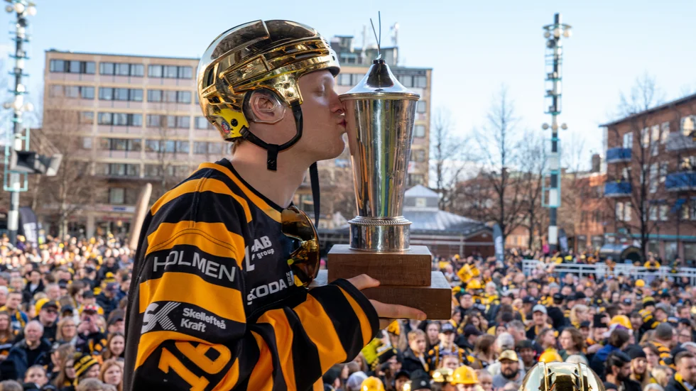 Enligt Expressen är Linus Lindströms övergång till HV71 nu helt klar.