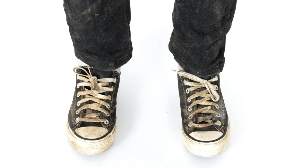 Mannen bar blåjeans och sneakers när han hittades, men var de köpts har inte gått att spåra. Kläderna har placerats på en docka av polisen innan de fotograferats. 