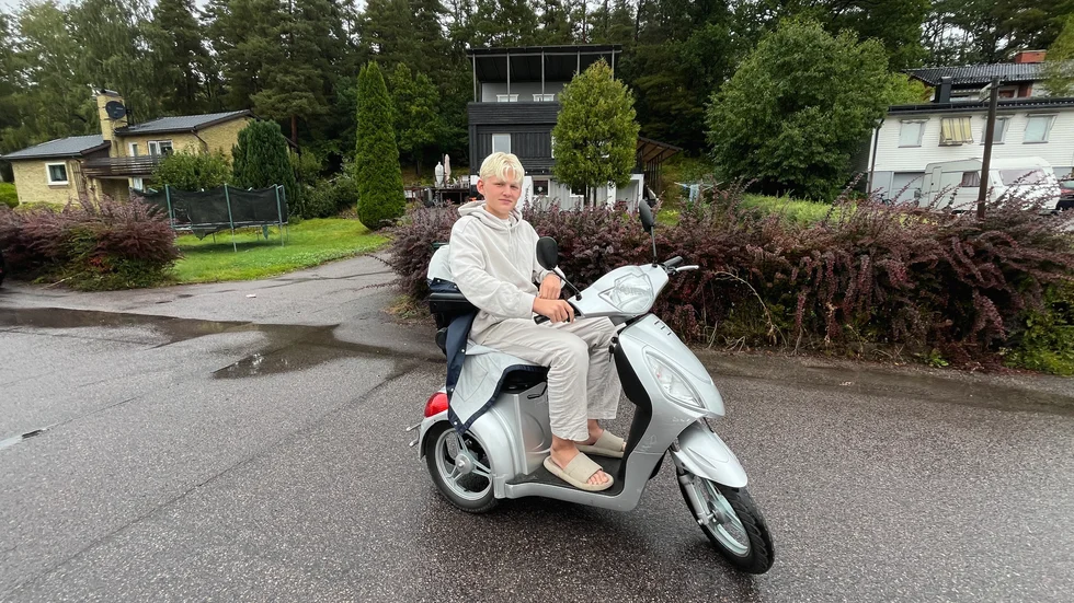 Grizzly Jurell i Gamleby har valt promenadskoter som transportmedel. Det väckte stor uppmärksamhet bland VT:s läsare.