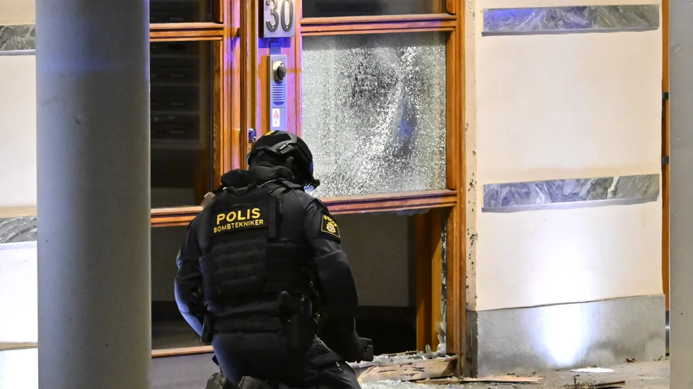 Polis på plats efter explosionen vid en port på Östermalm i Stockholm i söndags.