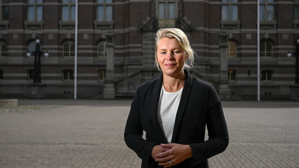 Här ser vi Sophia Jarl (M), kommunstyrelsens ordförande i Norrköping framför Rådhuset vid Tyska torget. Det politiska läget i stan är minst sagt oklart. På måndag 25 november ska fullmäktige besluta om tilläggsbudget. Sophia Jarl hoppas att politiskt innehåll och inte personmotsättningar ska styra hur de folkvalda ledamöterna i fullmäktige kommer att rösta. 
